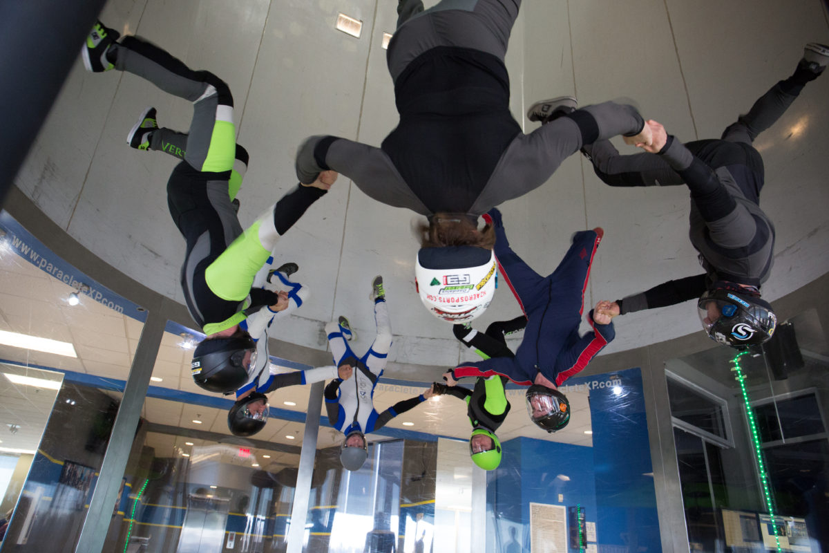 La squadra di paracadutisti si allena nella galleria del vento del paracadutismo indoor